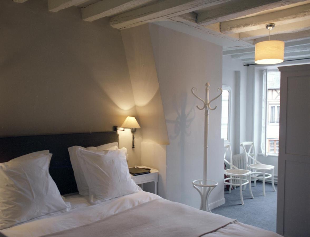 Hôtel La Licorne&Spa Lyons-la-Forêt Esterno foto