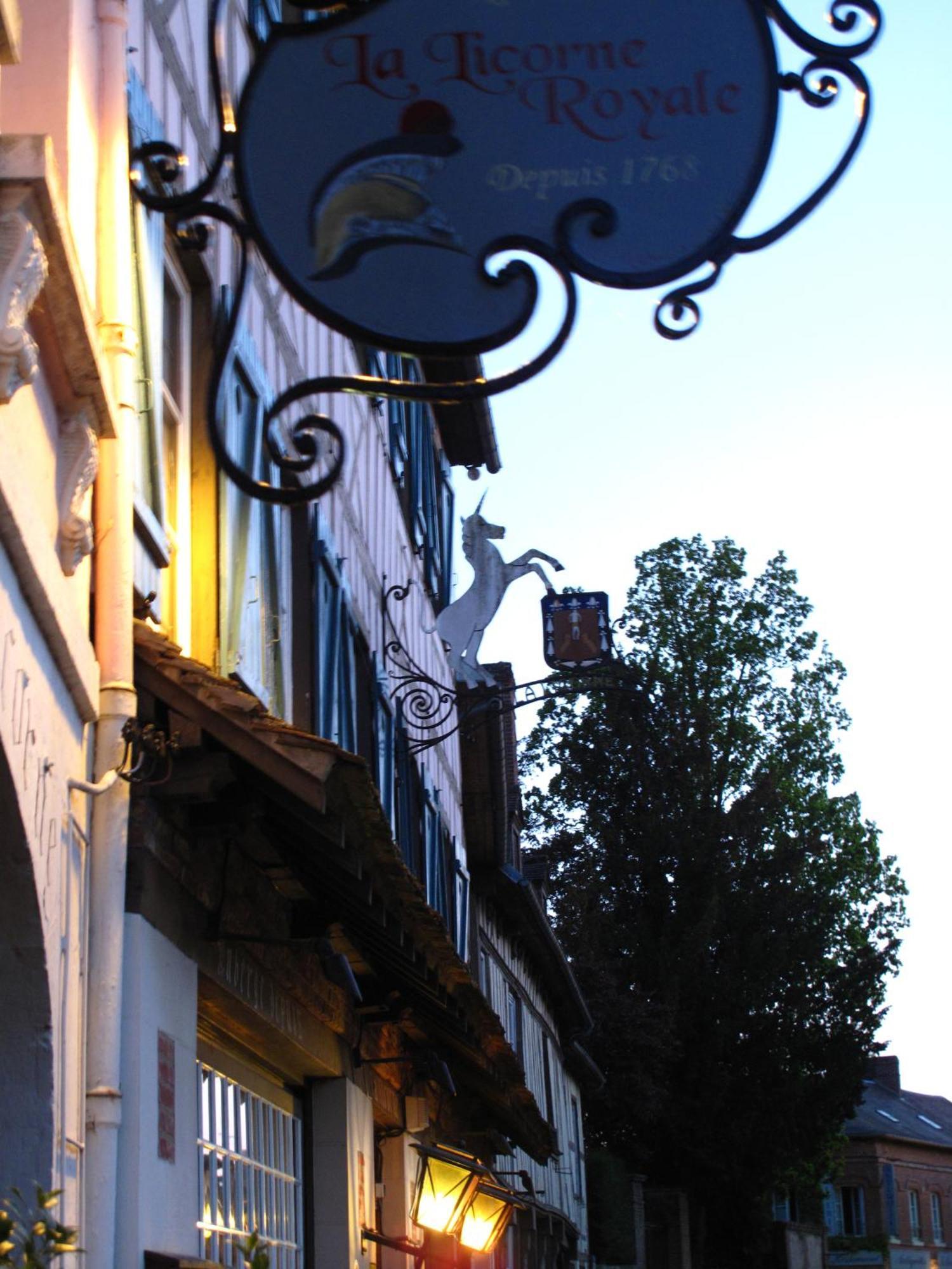 Hôtel La Licorne&Spa Lyons-la-Forêt Esterno foto