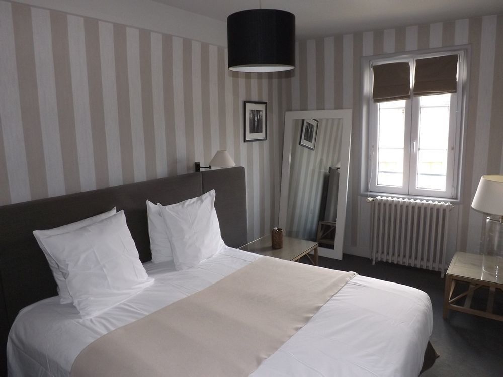 Hôtel La Licorne&Spa Lyons-la-Forêt Esterno foto