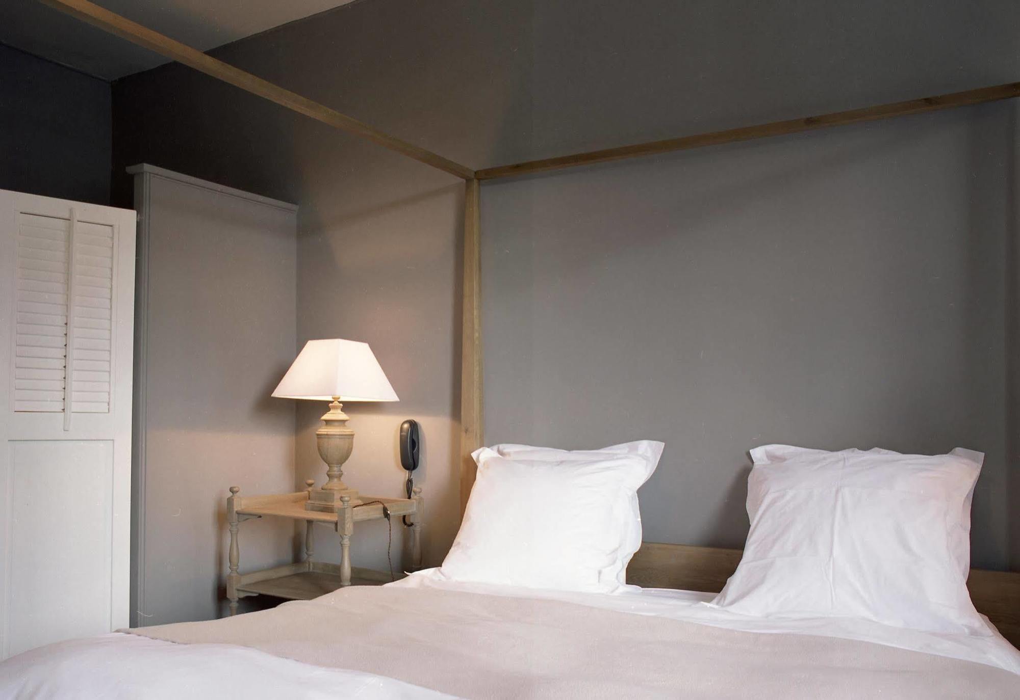 Hôtel La Licorne&Spa Lyons-la-Forêt Esterno foto