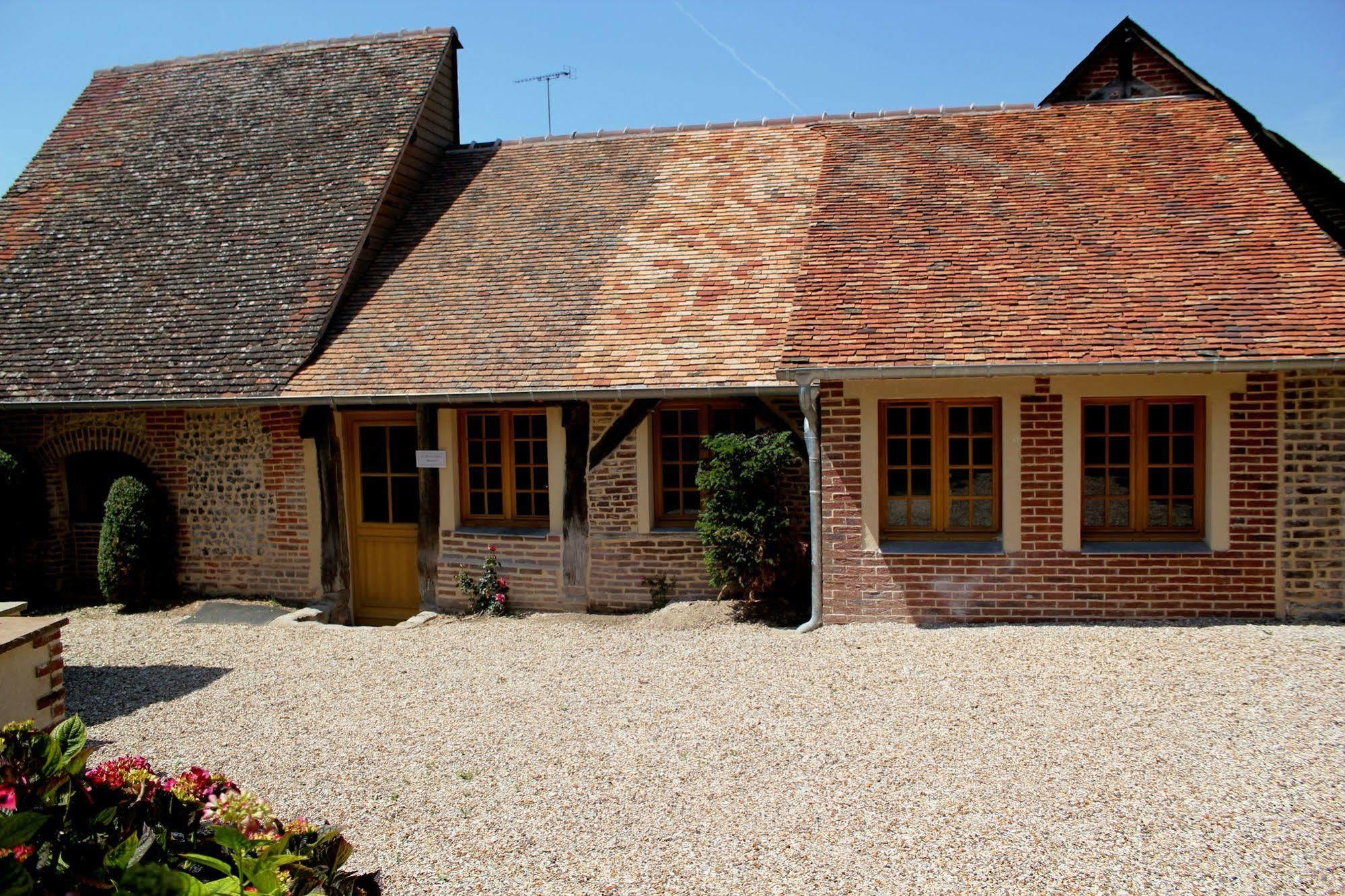Hôtel La Licorne&Spa Lyons-la-Forêt Esterno foto